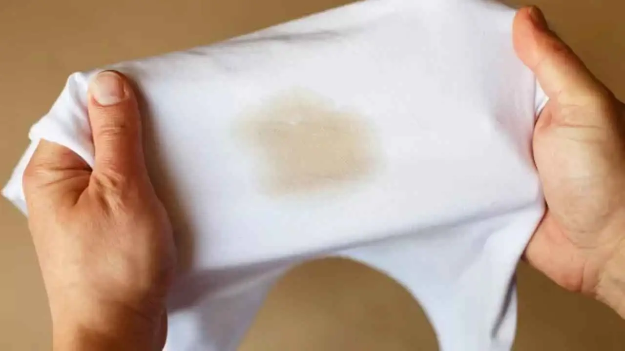 Come eliminare le macchie di cera dai tessuti