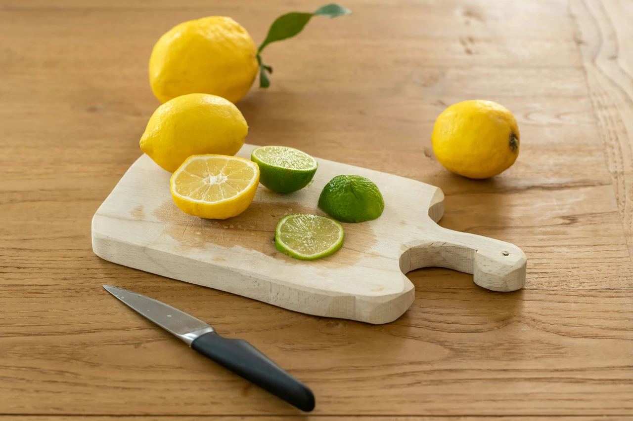Come si fa a pulire il tagliere di legno o plastica? Il metodo per eliminare odori e batteri
