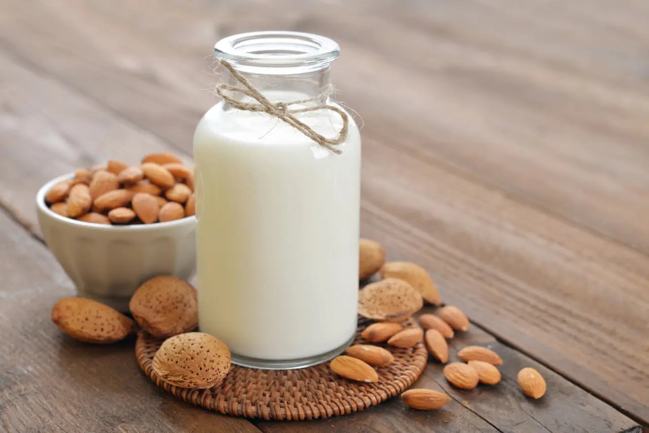 Latte di mandorla a colazione: benefici, curiosità e perché sempre più persone lo scelgono