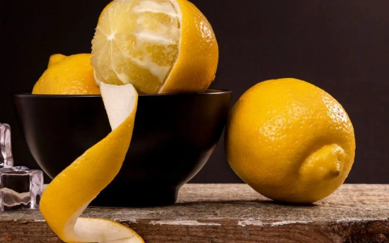 Metodo assurdo con le bucce di limone per eliminare cattivi odori dalla dispensa