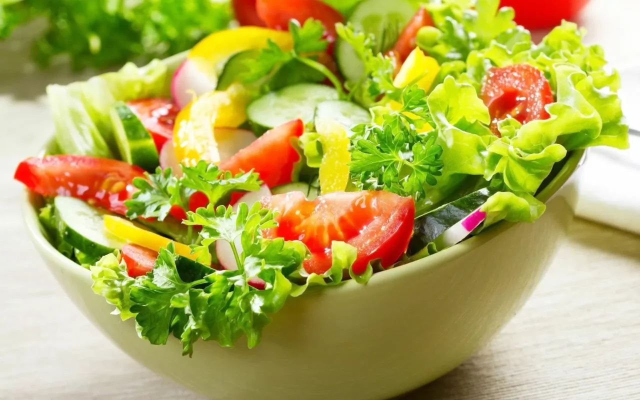 Il segreto per insalata fresca e croccante: ecco quante volte va annaffiata