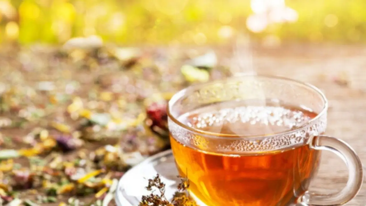 Dormire meglio con una tisana naturale: ecco la ricetta consigliata dagli esperti del sonno