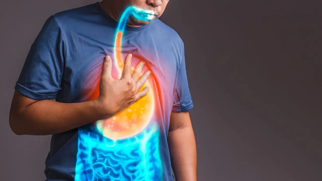 Bruciore e nodo alla gola? Ecco il sintomo chiave per distinguere subito tra ansia e reflusso
