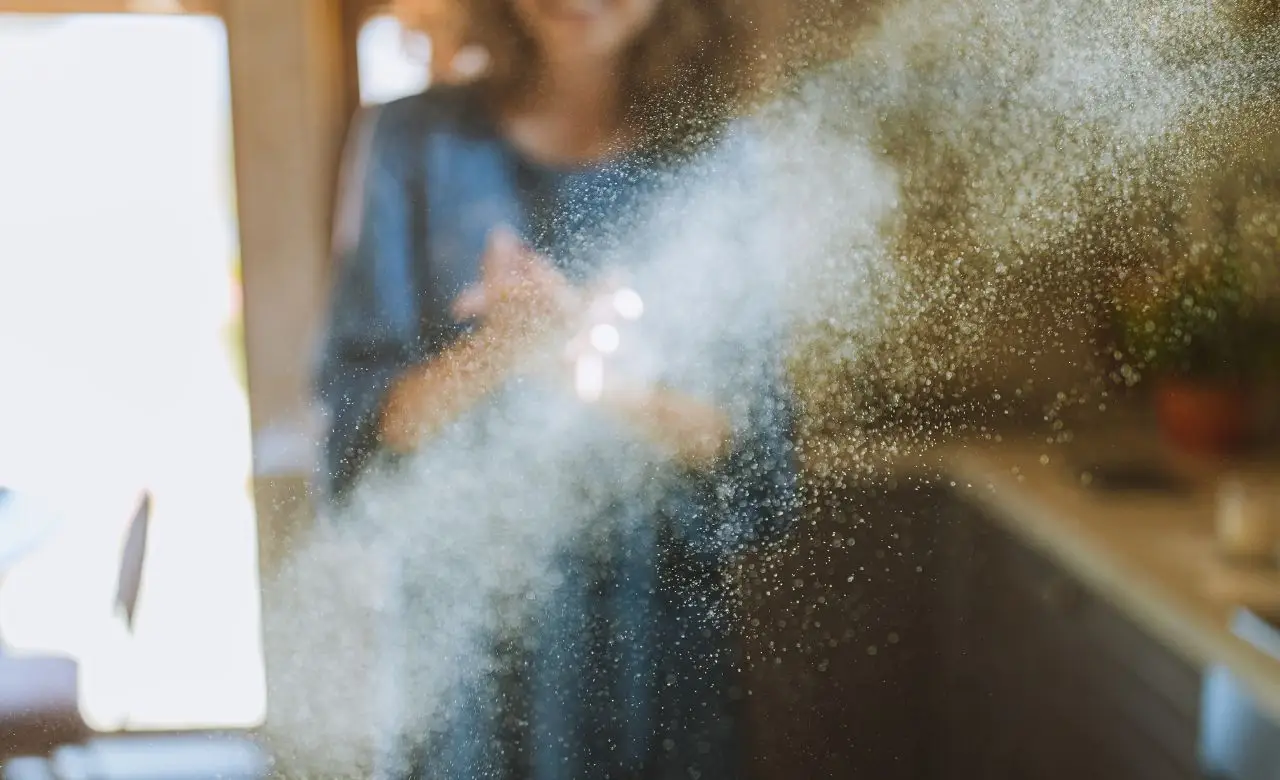 Aggiungi questo ingrediente all’acqua per spolverare: rimuove la polvere e la tiene lontana