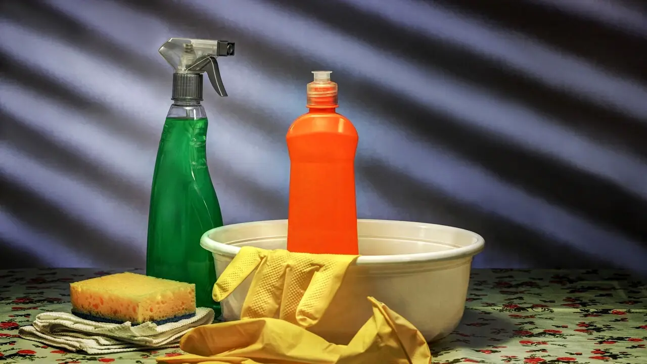 Detersivo per i piatti: ecco quali ingredienti sono presenti nelle più comuni formulazioni e a cosa serve
