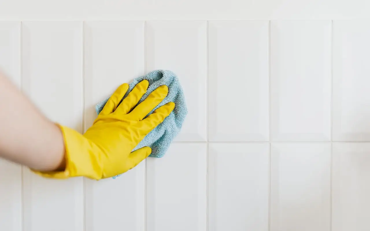 Il metodo naturale sorprendente per pulire le piastrelle del bagno e le fughe senza fatica