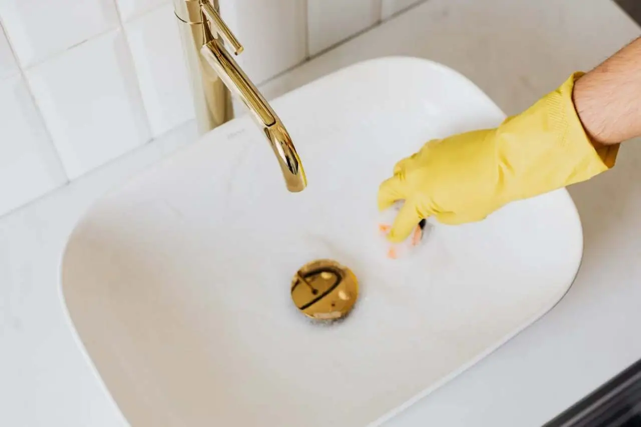 Il metodo rapido per disinfettare a fondo il bagno di una casa in affitto prima di usarlo