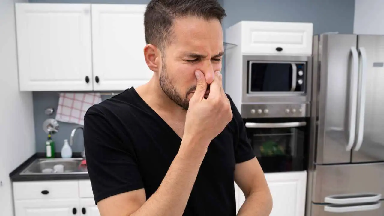 Allarme salute: se improvvisamente senti odore di marcio potrebbe essere questo problema