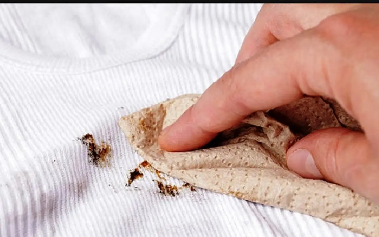 Macchie marroni sul corredo antico? Ecco il metodo naturale per eliminarle senza rovinarlo