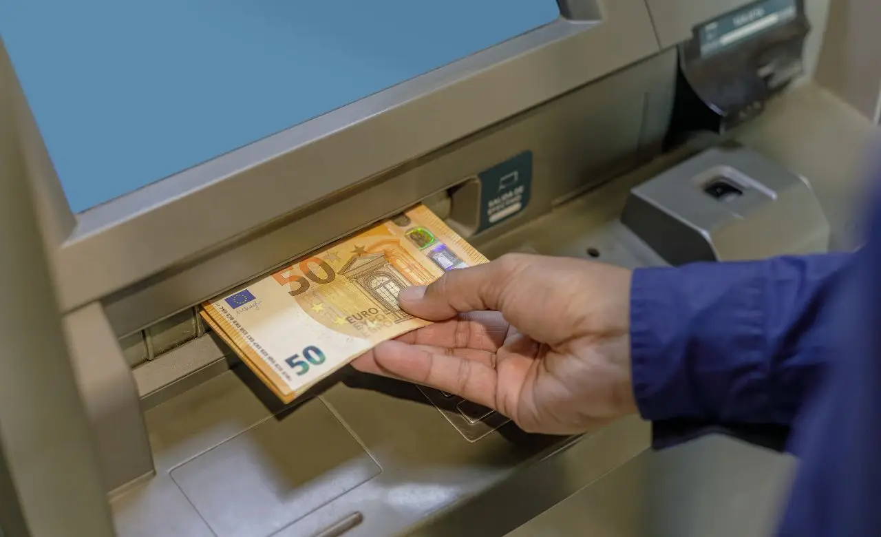 Depositi i soldi in banca? Ecco come funziona davvero l’interesse e quanto ci guadagni