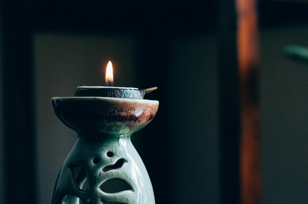 Bruci il palo santo in casa? Ecco cosa succede davvero all’aria che respiri