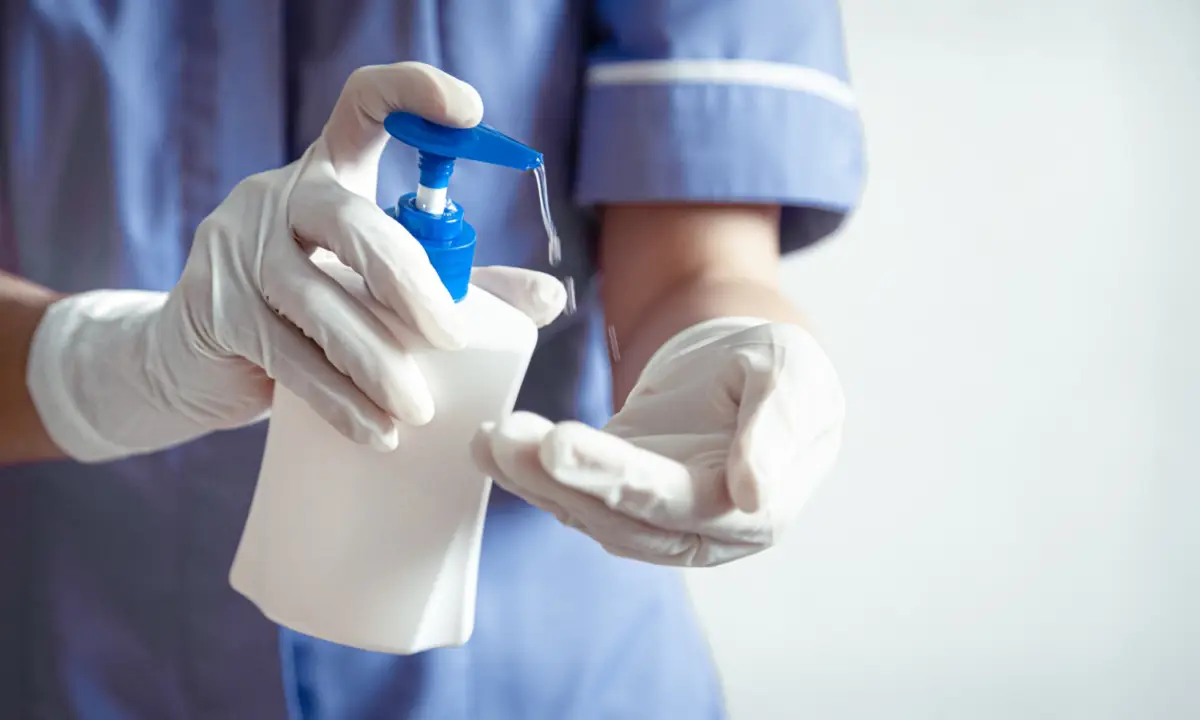 Usi il disinfettante per i lavaggi nasali? Attenzione a non commettere questo errore pericoloso