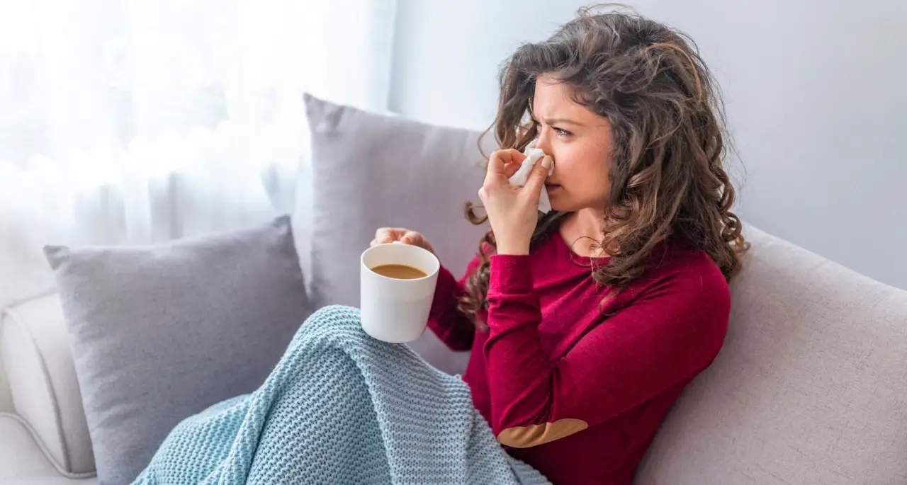 Prendi sempre il raffreddore quando fa freddo? Ecco la verità se il freddo fa ammalare davvero