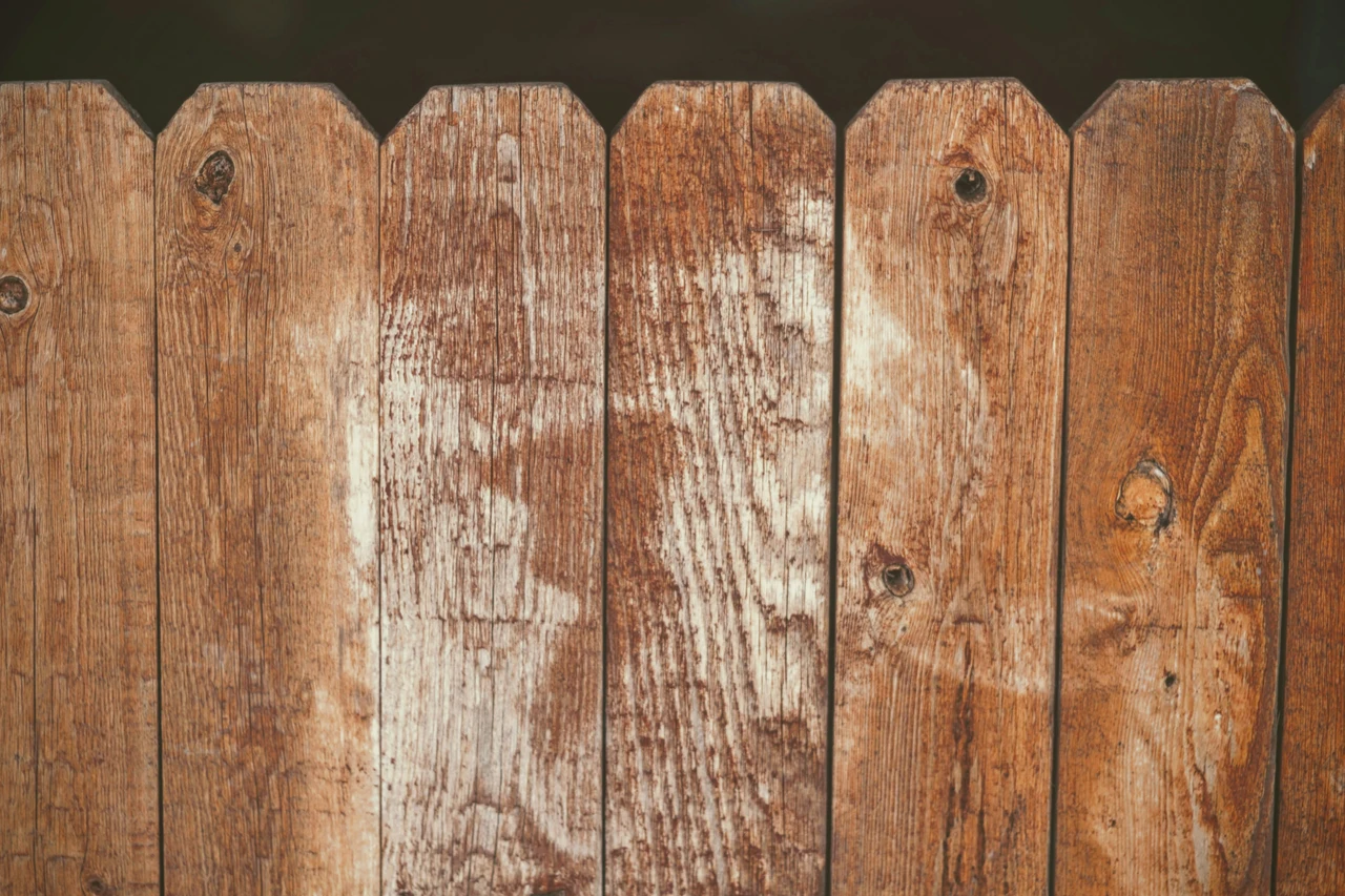 Macchie bianche sul legno? Ecco la causa sorprendente che non immagini e come eliminarle