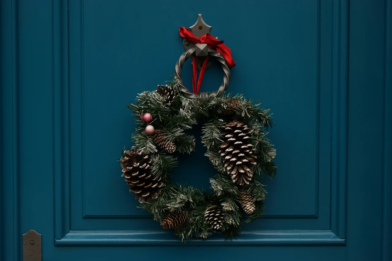 Metti questo fuori dalla porta a Natale: la tradizione dice che attira fortuna e protegge la casa