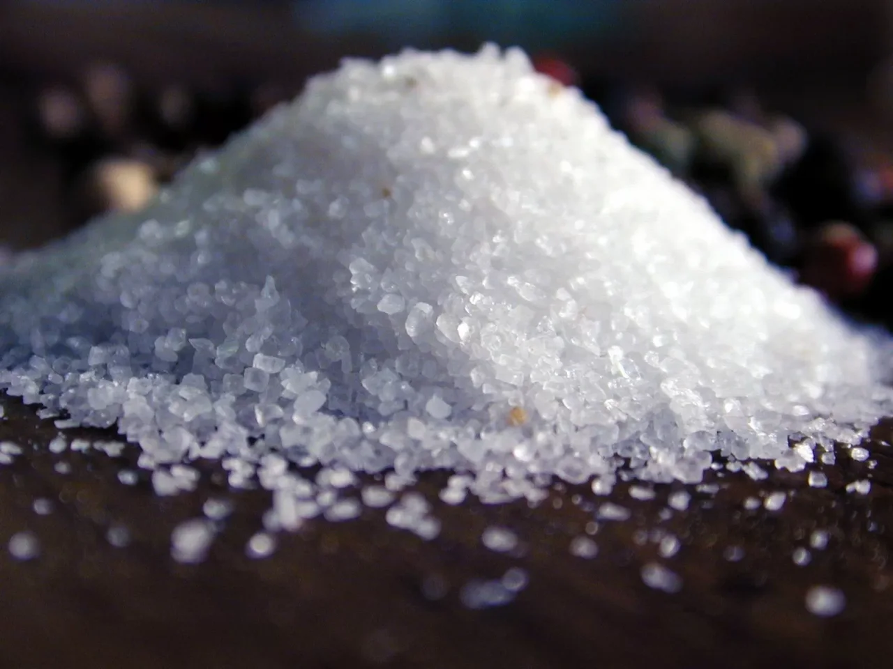 Metti il sale sulle gengive infiammate? Ecco cosa succede davvero e se funziona