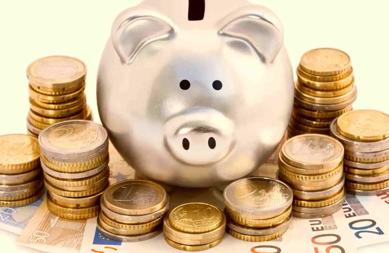 Ecco la strategia per riuscire a risparmiare 10.000 euro in un anno senza rinunce eccessive