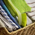 I tuoi strofinacci puzzano e sono unti? Ecco il trucco definitivo per sgrassarli subito