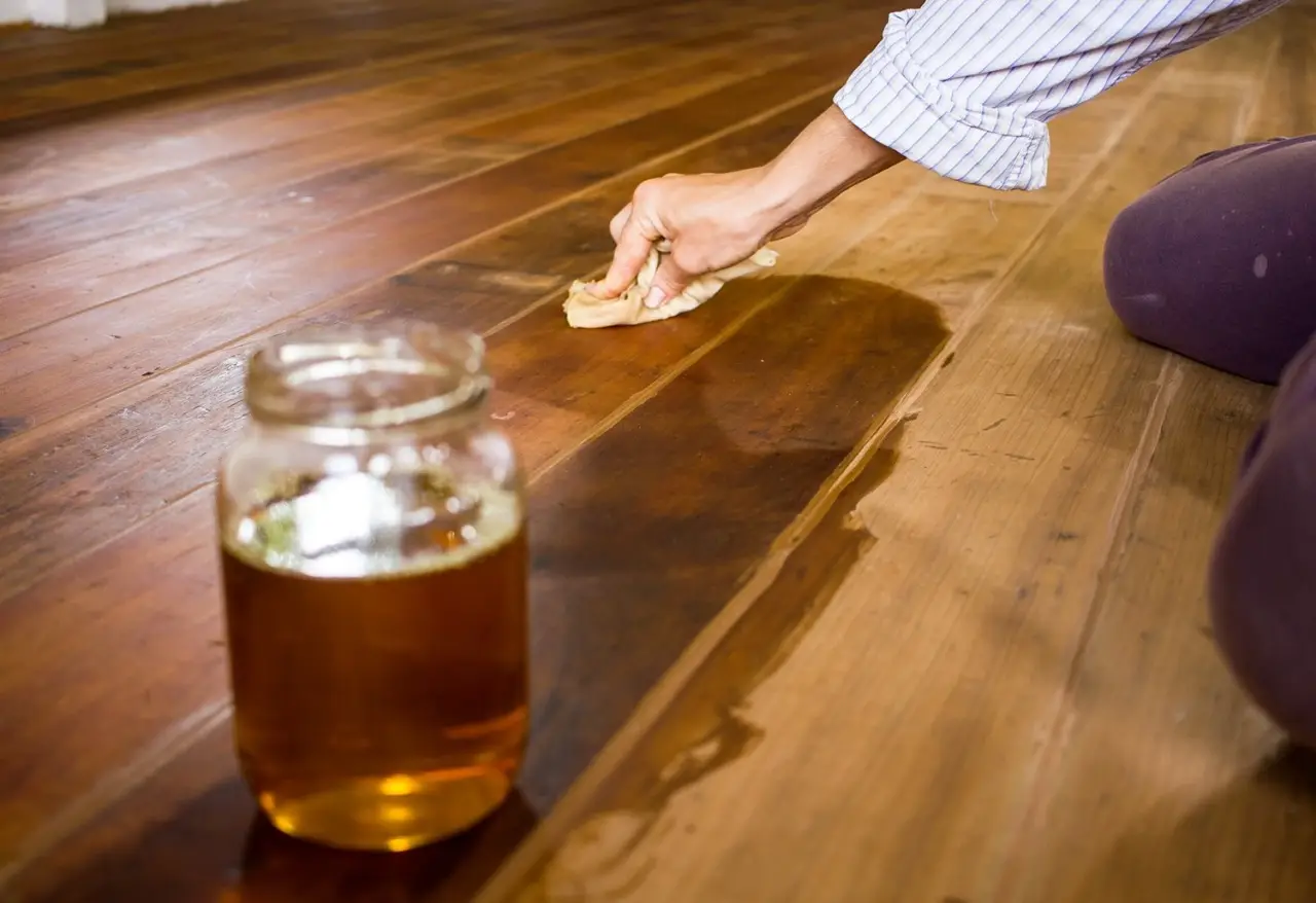 Hai sempre usato questo prodotto per pulire il legno: ecco la verità sull’olio paglierino