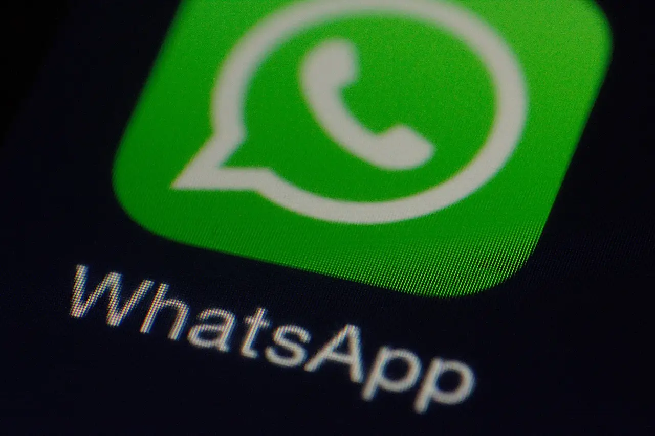 Mandi l’IBAN su WhatsApp? Ecco i rischi enormi che stai correndo e cosa può succedere