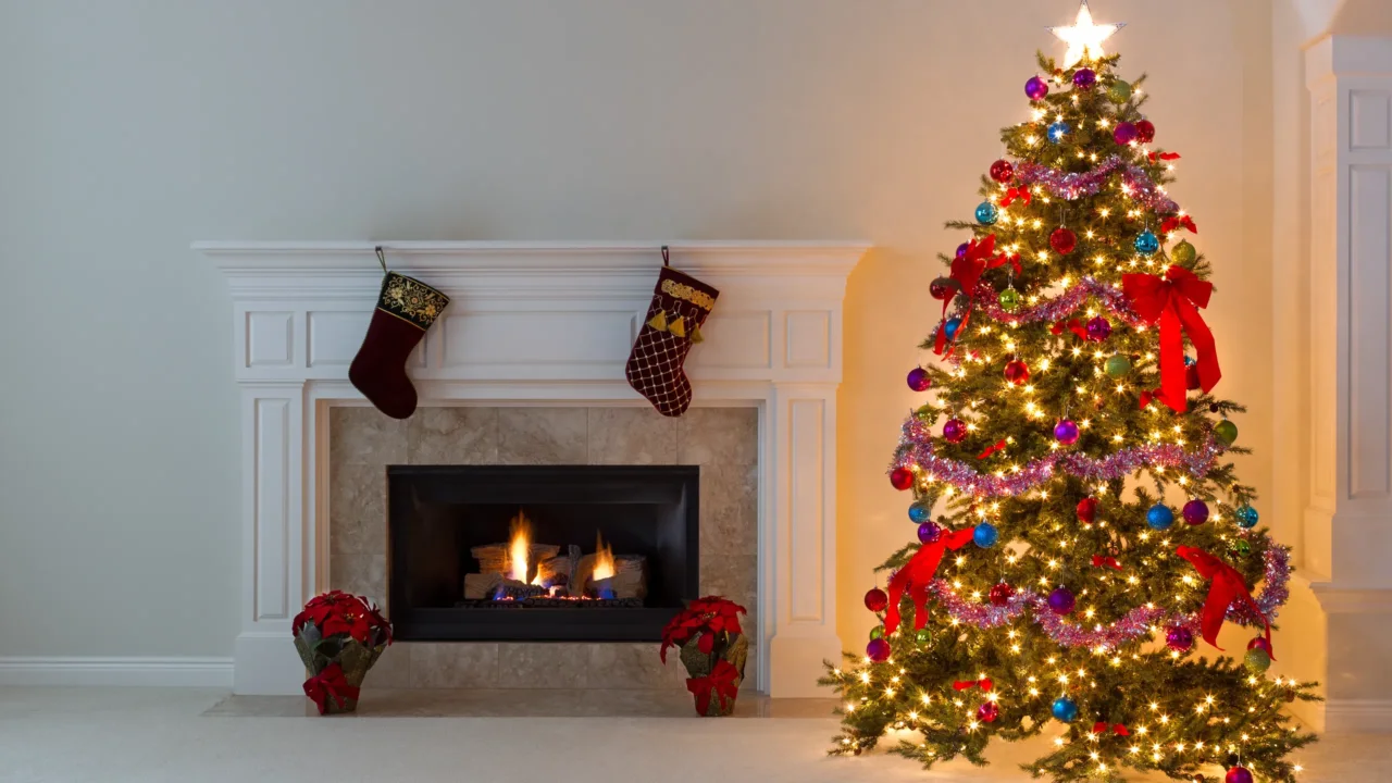 Hai una casa piccola? Ecco i trucchi geniali per mettere l’albero di Natale senza ingombrare