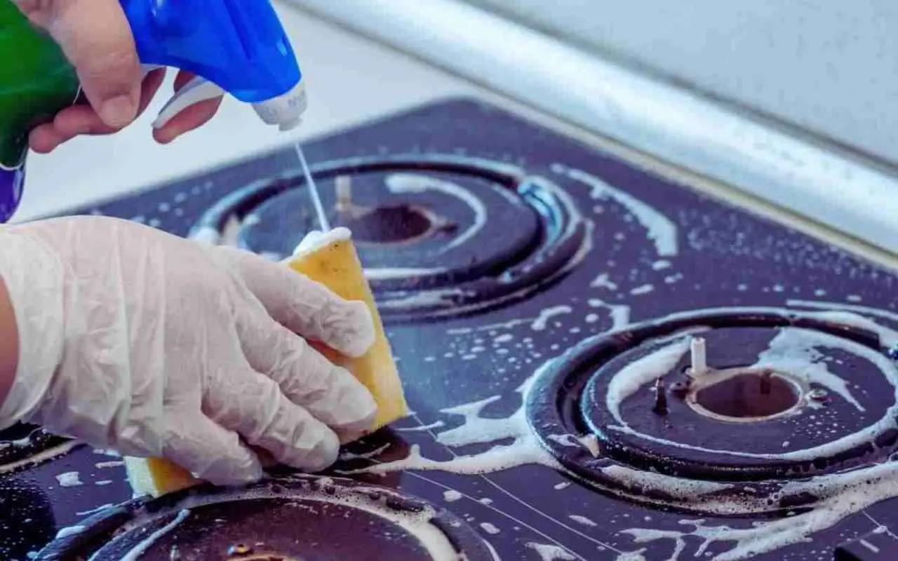 Piano cottura pieno di unto e incrostazioni? Ecco il trucco definitivo per pulirlo subito