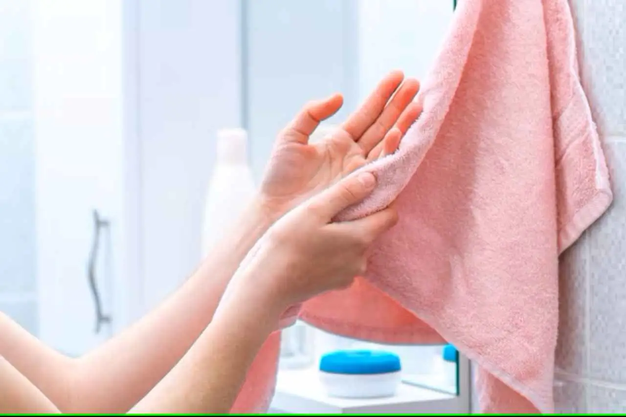 Asciughi gli asciugamani in bagno? Ecco perché puzza di umido e muffa e come risolvere