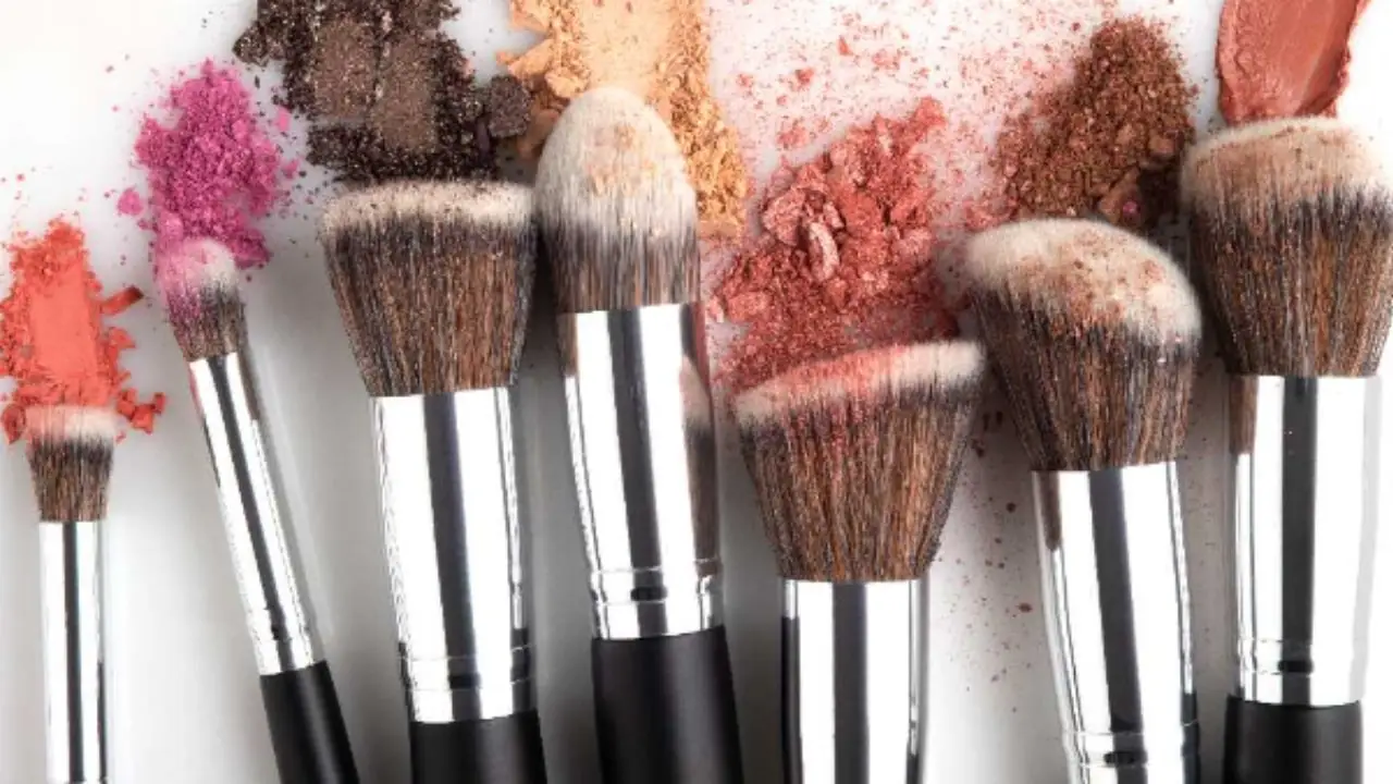 Se non pulisci i pennelli del trucco da mesi è come spalmarvi batteri: ecco come farlo