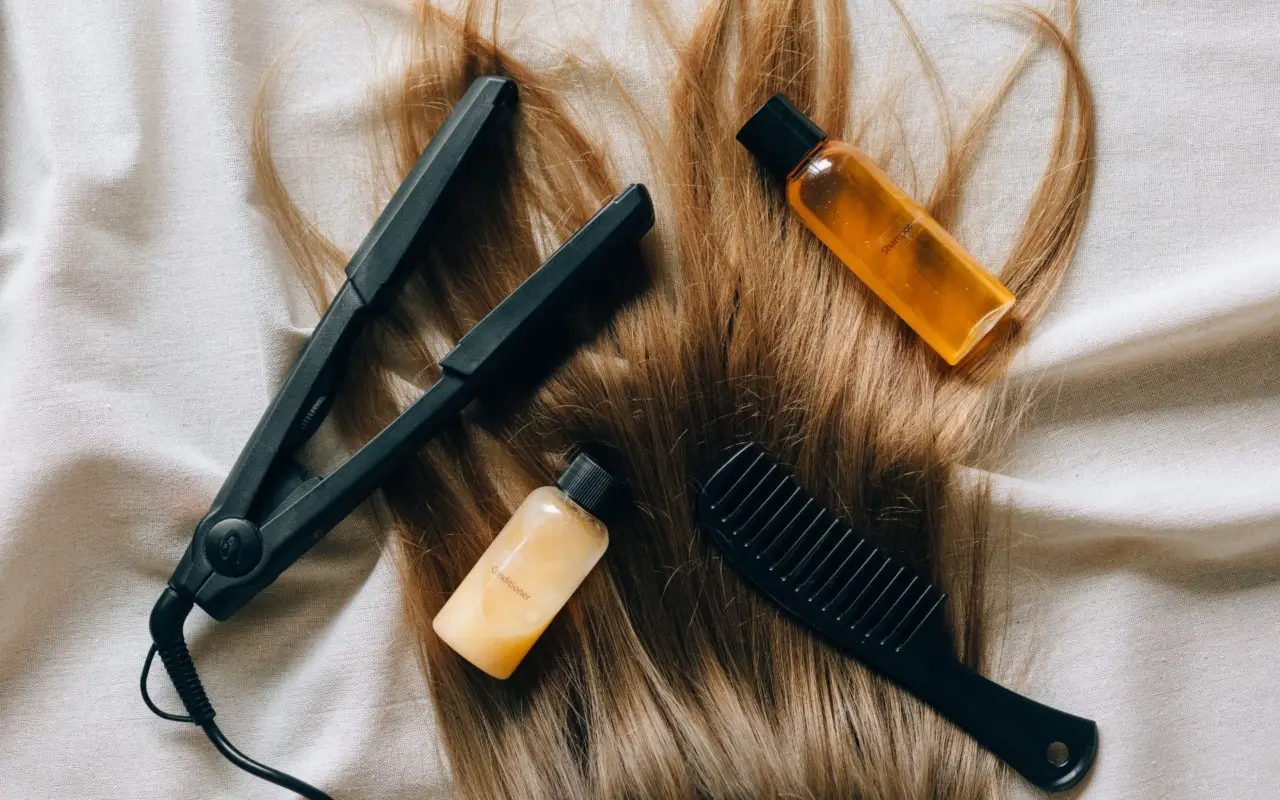 Il trucco efficace per pulire la piastra per capelli senza rovinarla e farla tornare come nuova