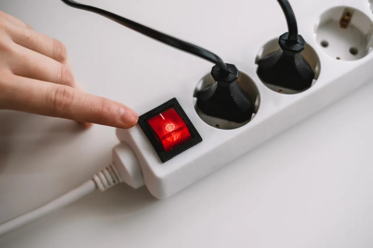 Alimentatore del computer o del telefono rotto? Ecco quando puoi ripararlo e quanto costa davvero