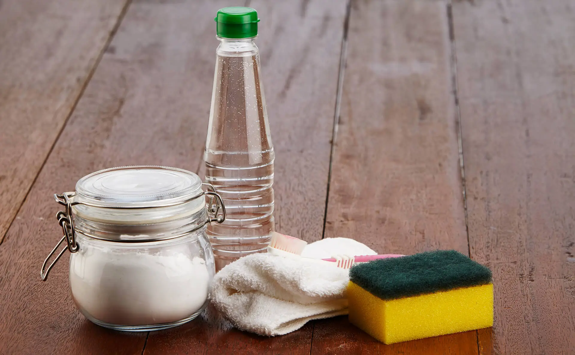 Il mix di acqua e aceto funziona davvero per pulire? Ecco dove non dovresti mai usarlo