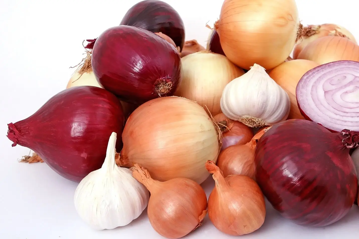 Il modo giusto di conservare aglio e cipolle per non farli germogliare