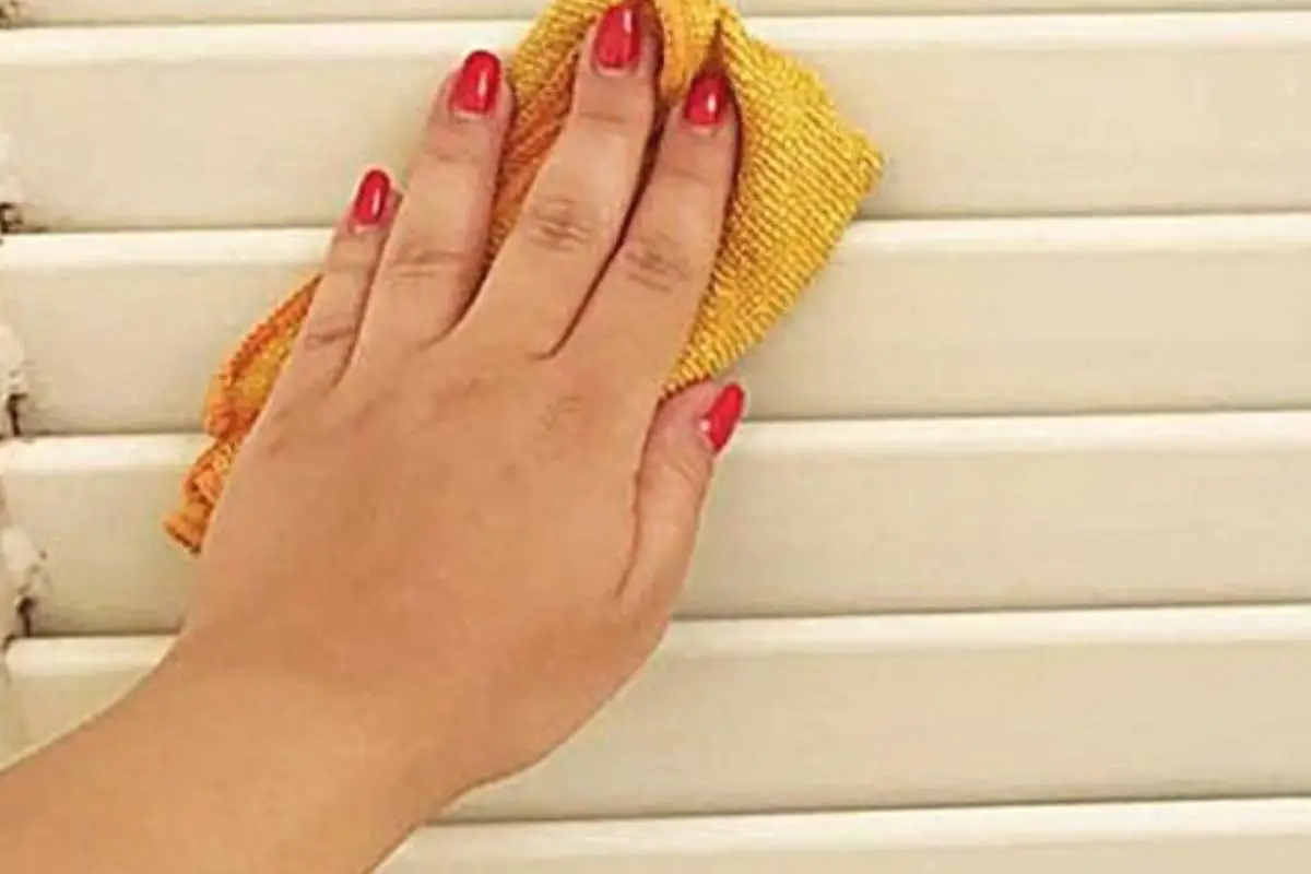 Come pulire le persiane velocemente: il trucco della nonna