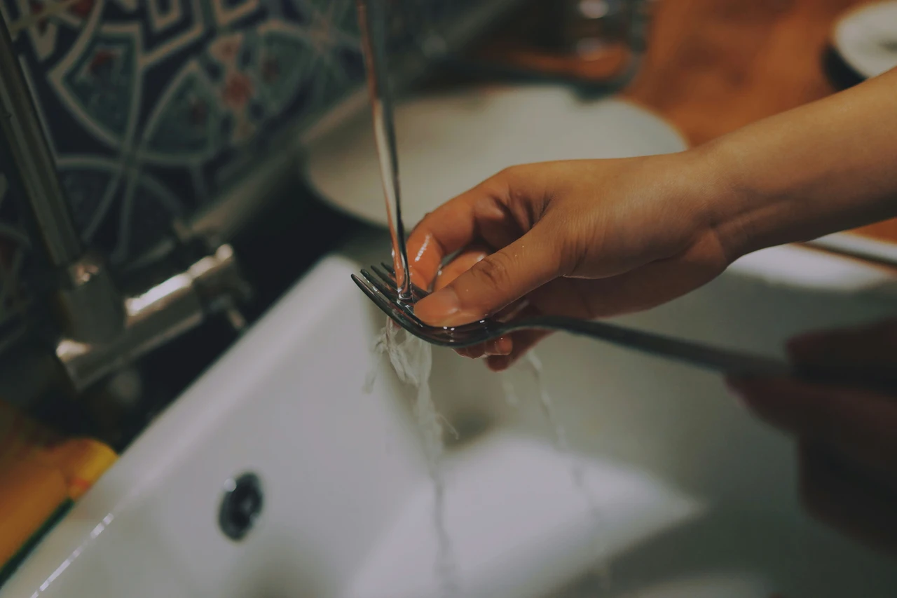 L’errore che fai quando lavi i piatti e che non li igienizza affatto: ecco come rimediare