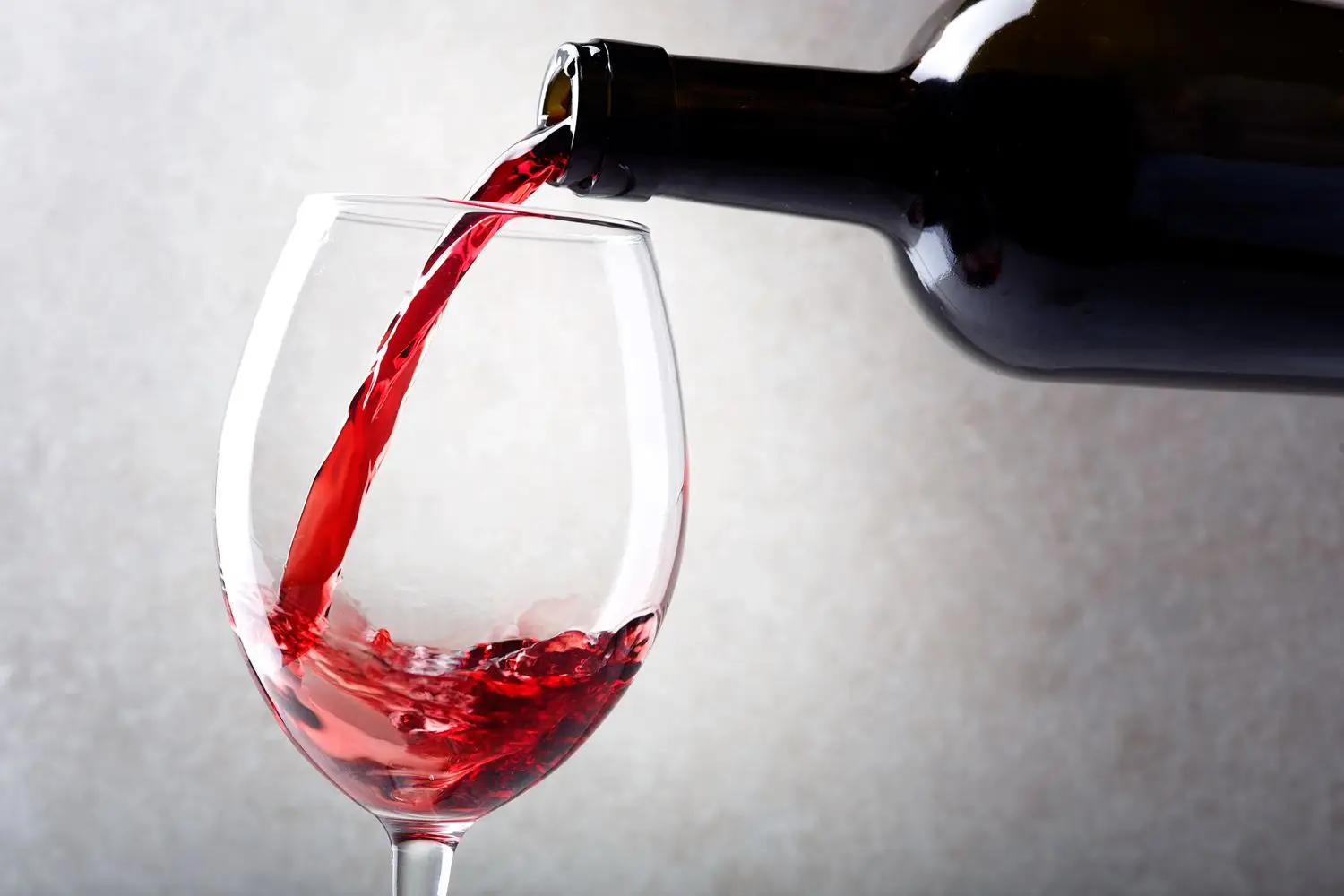 Bere vino rosso: ecco quanto fa bene davvero