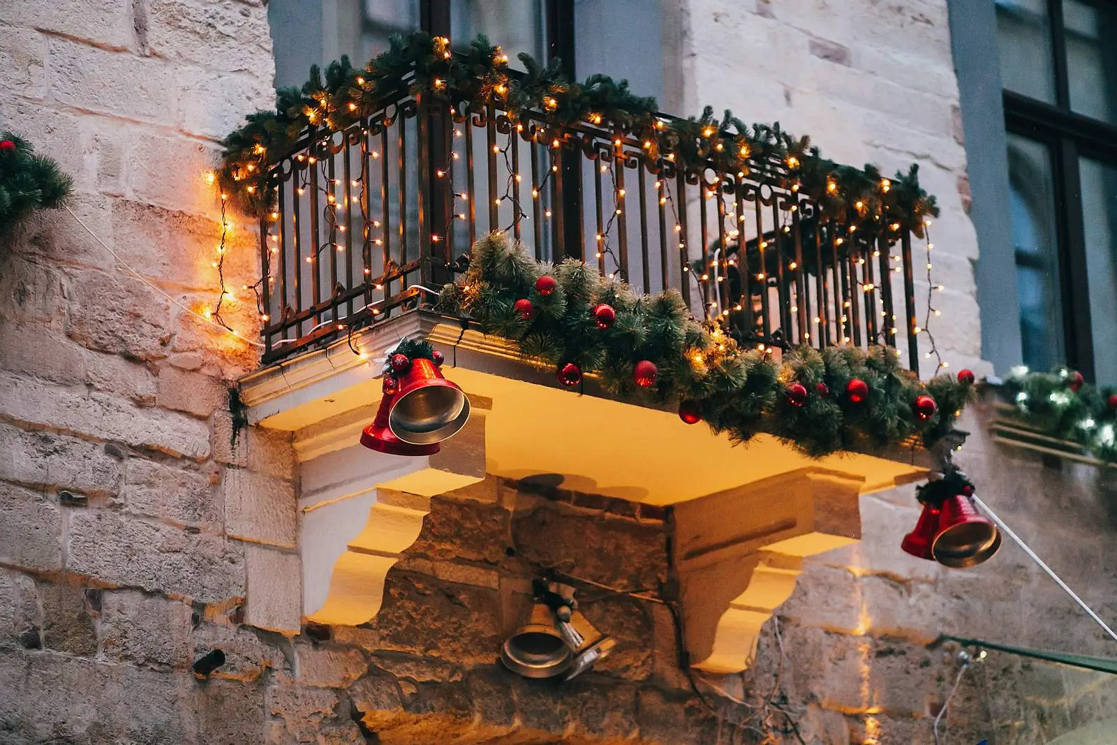 Il trucco ingegnoso per appendere le luci di Natale sul balcone senza bisogno della ringhiera