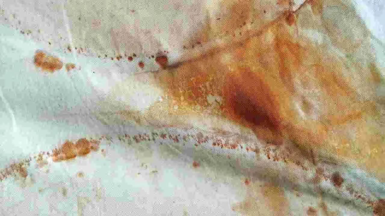 Come si fa a togliere le macchie di ruggine dai tessuti o dai pavimenti? Il prodotto acido che funziona