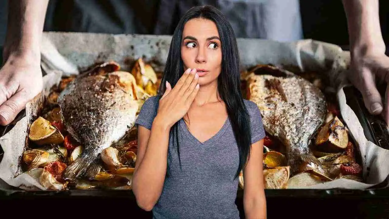 Come si fa a togliere l’odore di pesce dalla cucina? Il rimedio naturale che neutralizza tutto