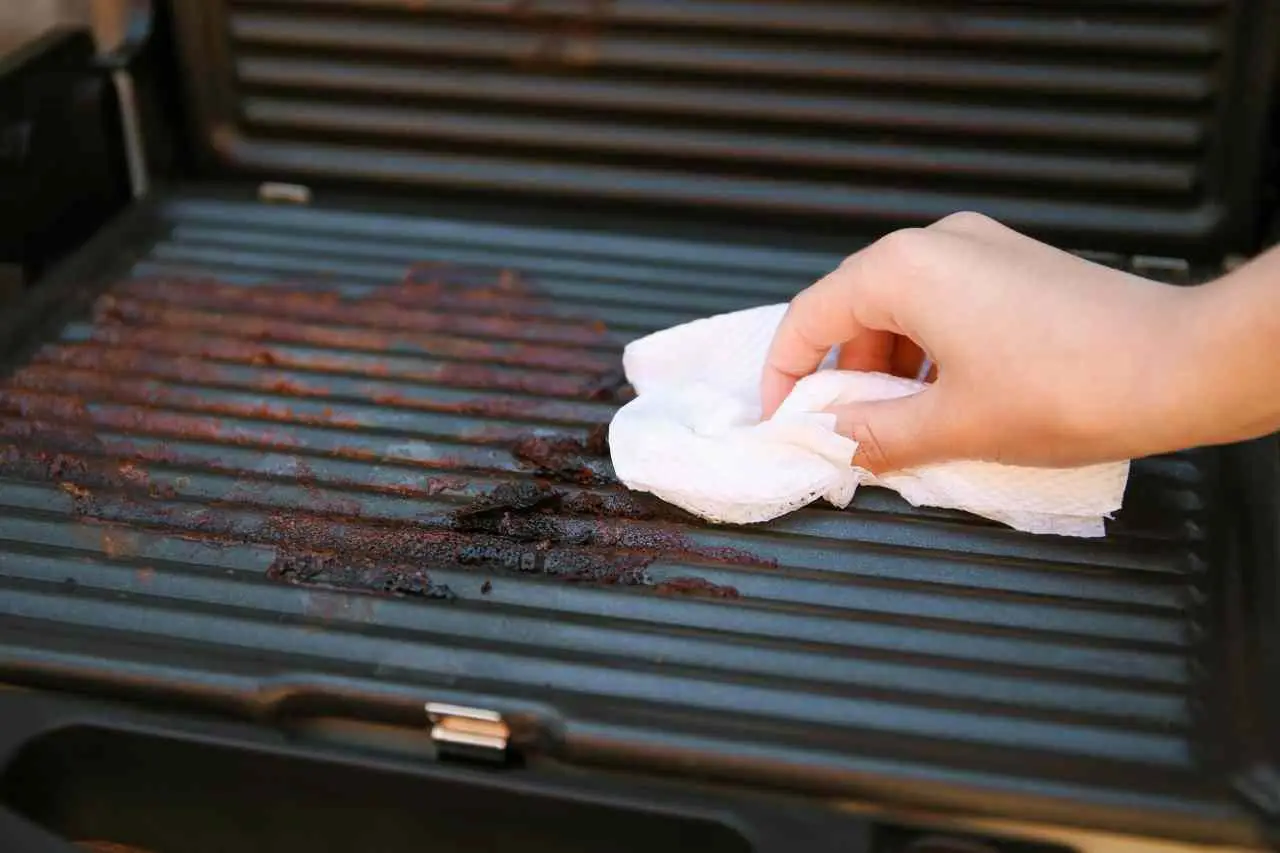 Come si fa a pulire le griglie del barbecue o del forno? Il metodo per sciogliere il grasso bruciato