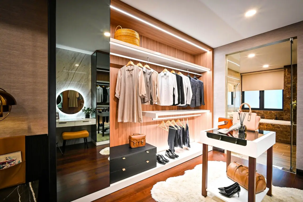 Come si fa a organizzare una cabina armadio perfetta? I consigli per sfruttare ogni centimetro