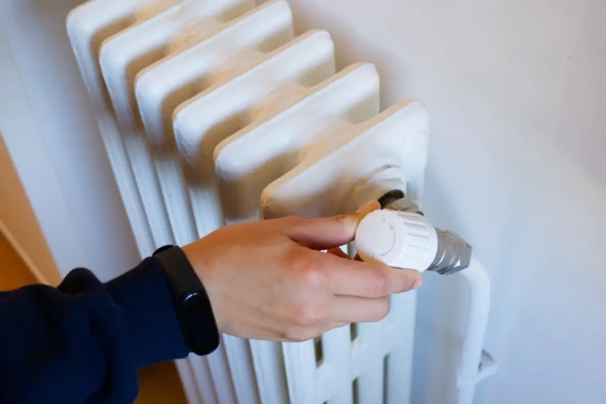 Come risparmiare sul riscaldamento a gas quest’anno? L’errore che fai con i termosifoni e che fa esplodere la bolletta