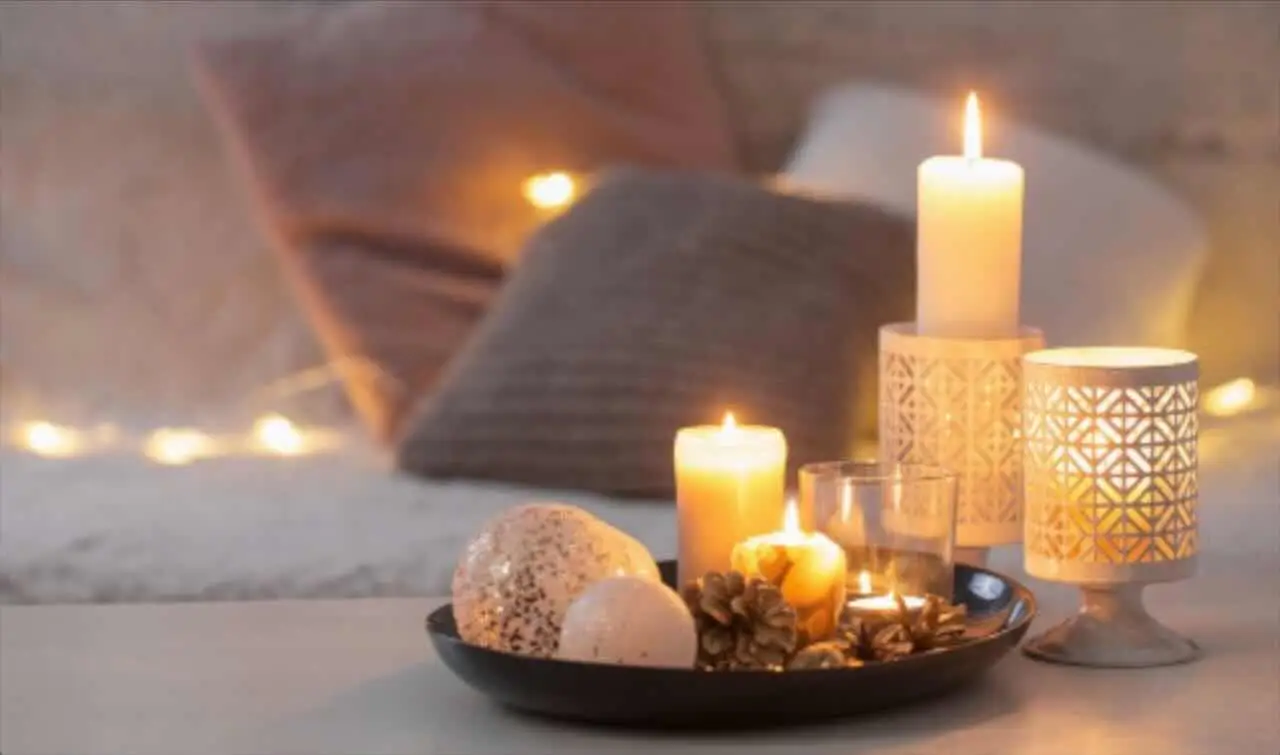 Come si fa a creare un’atmosfera rilassante in camera da letto? Le luci e i profumi giusti