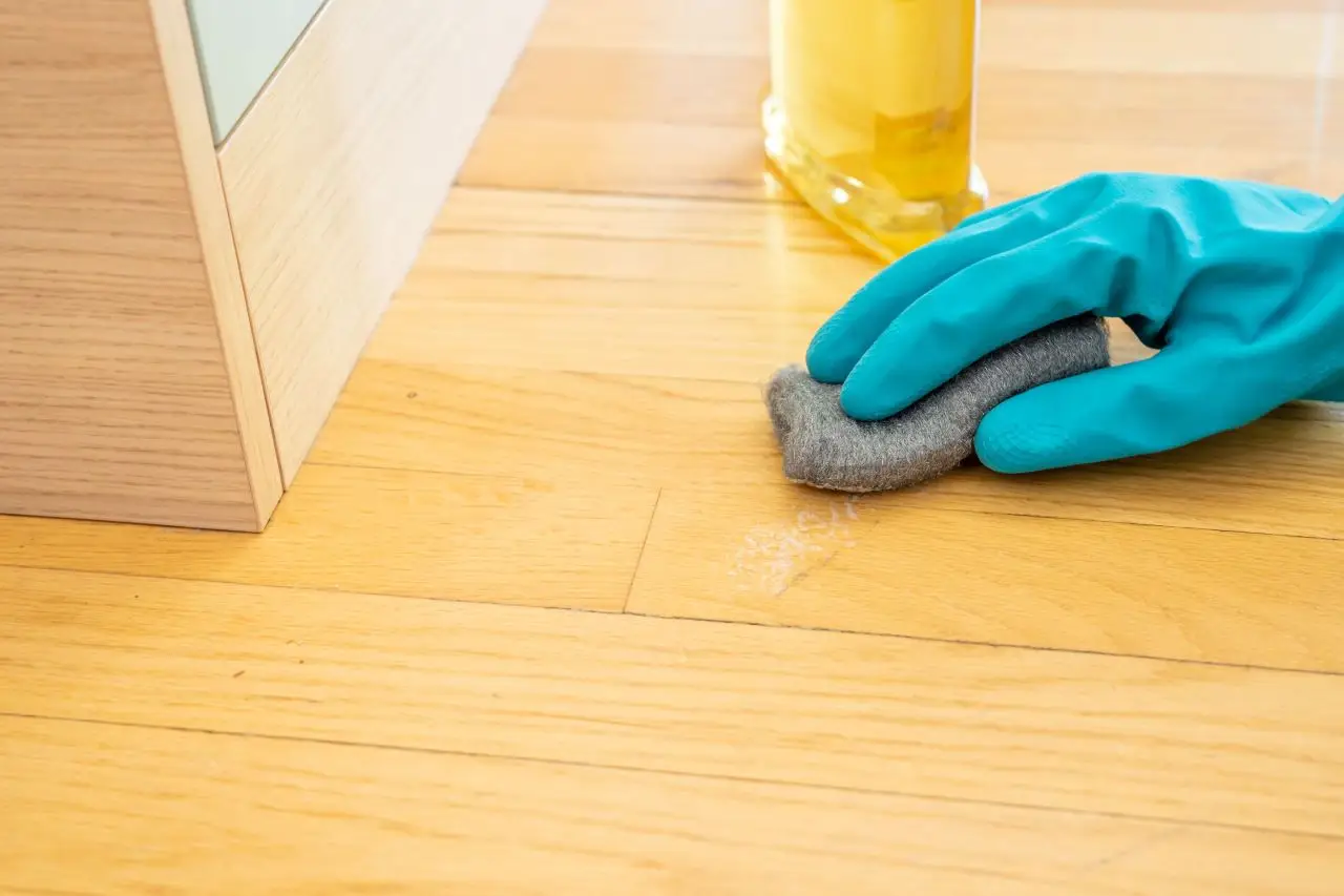 Come eliminare le macchie di olio dal pavimento