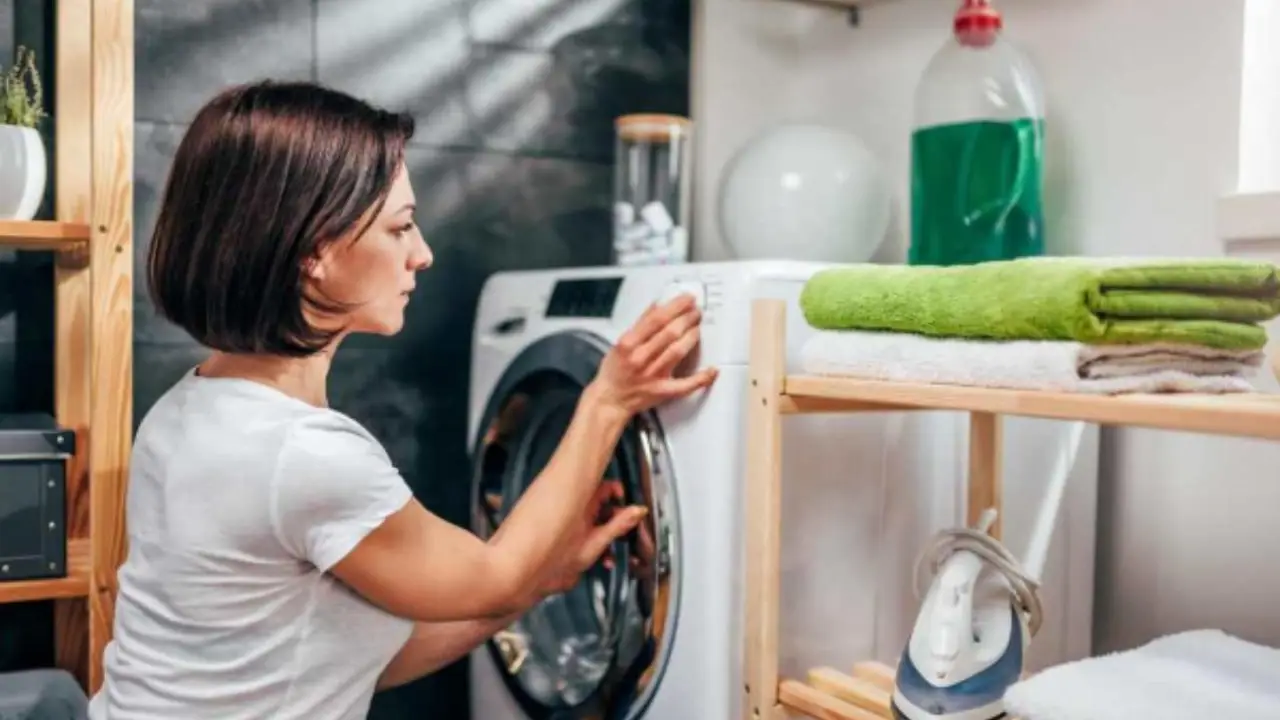 Il modo corretto di caricare la lavatrice per risparmiare acqua, energia e non rovinare i capi