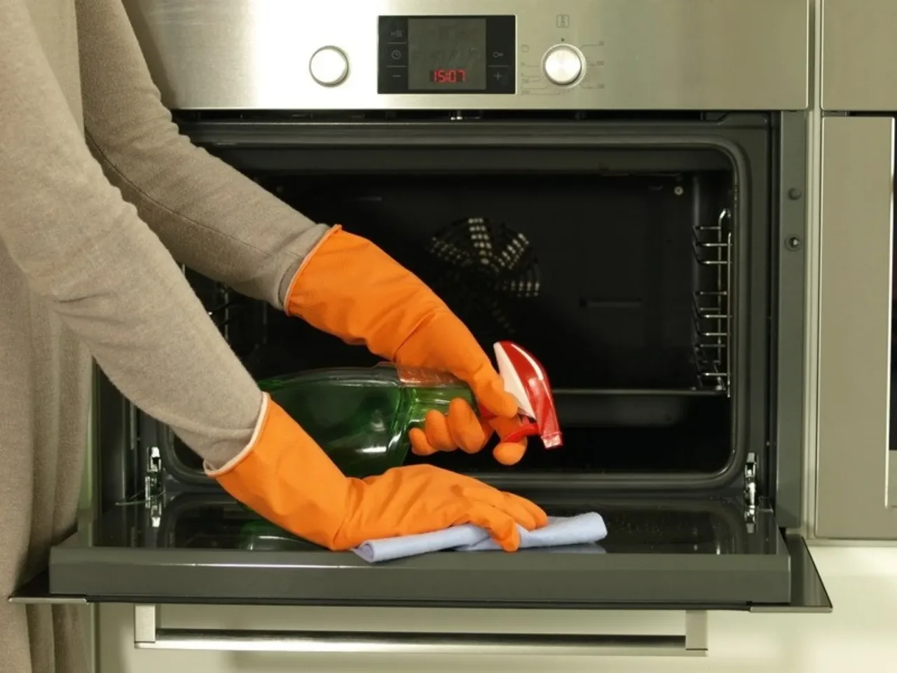 Come si fa a pulire il forno autopulente (pirolitico)? Gli errori da non commettere